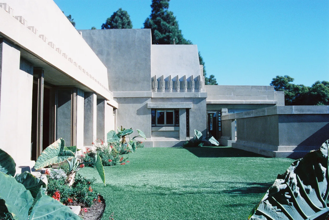 Frank Lloyd Wright   Hollyhock House   Los Angeles 03 FILM